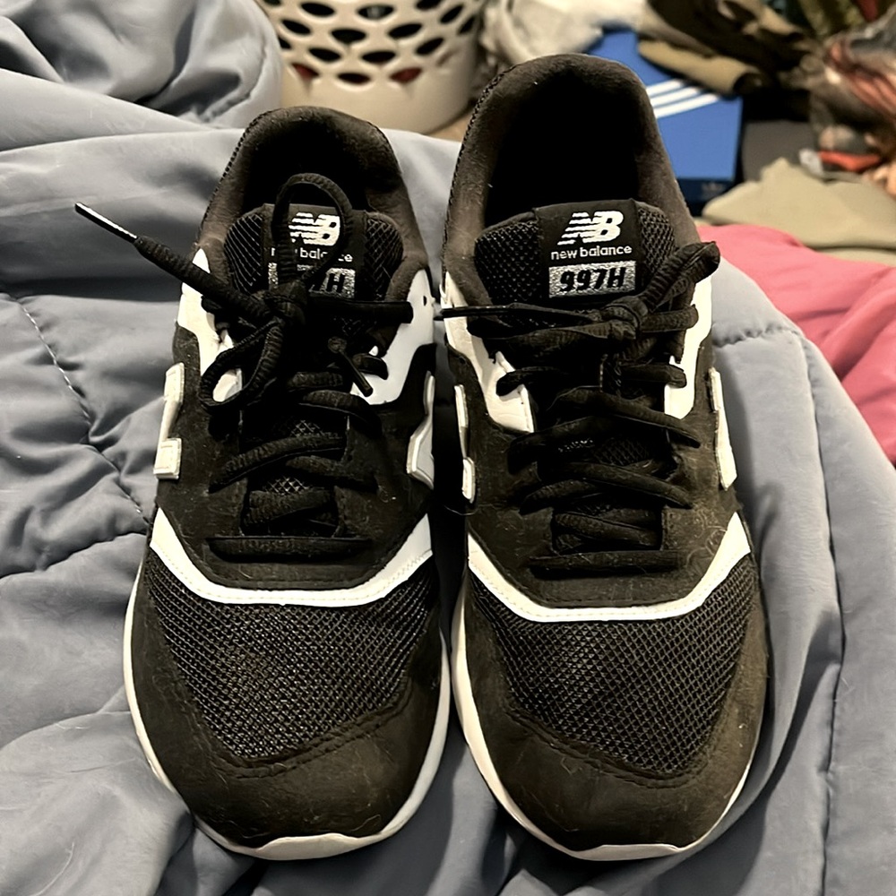 womens new balance black sneaker
